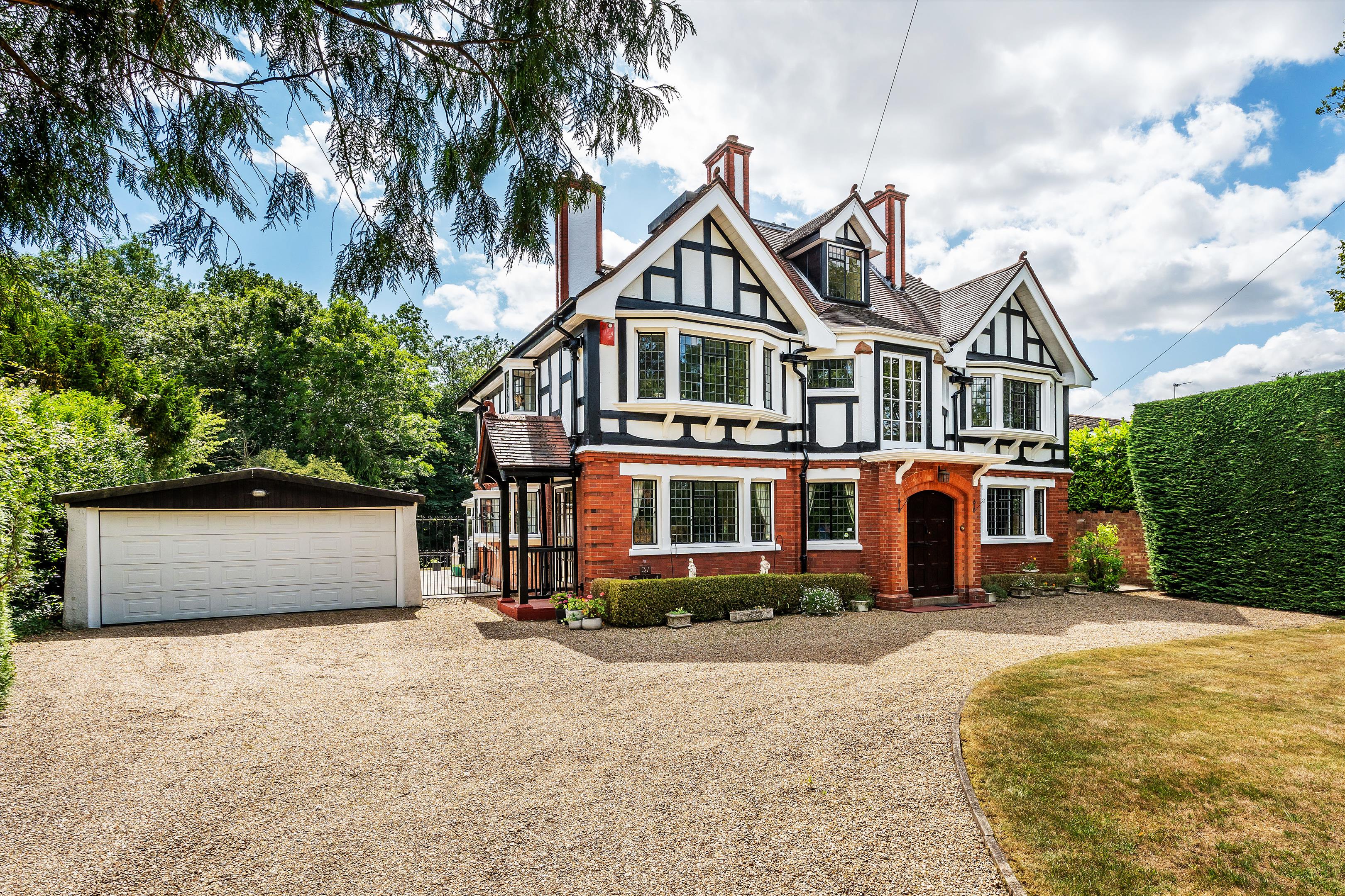 Abbotswood, Guildford, Surrey, GU1.