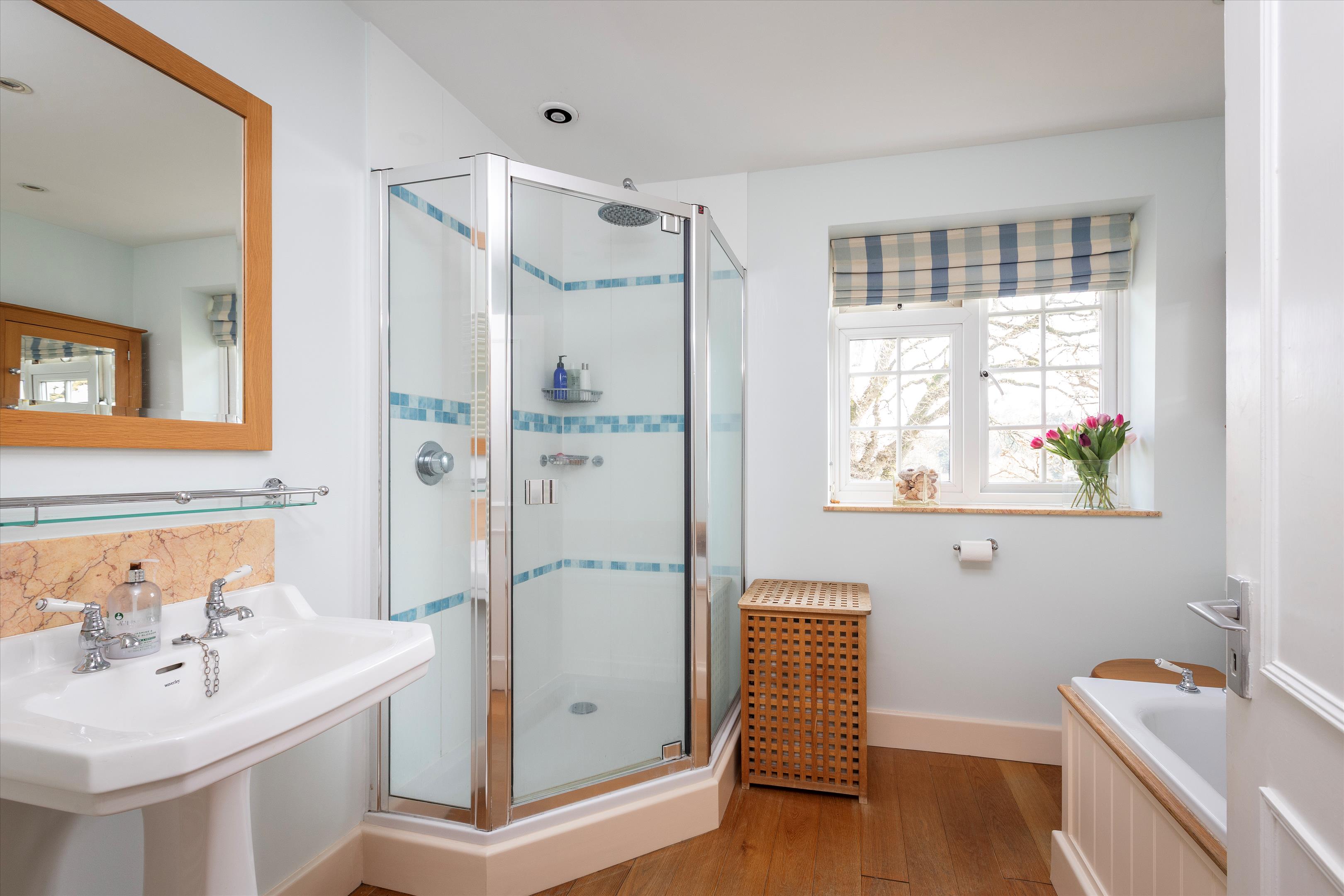 Hale House Lane, Churt, Farnham, Surrey GU10