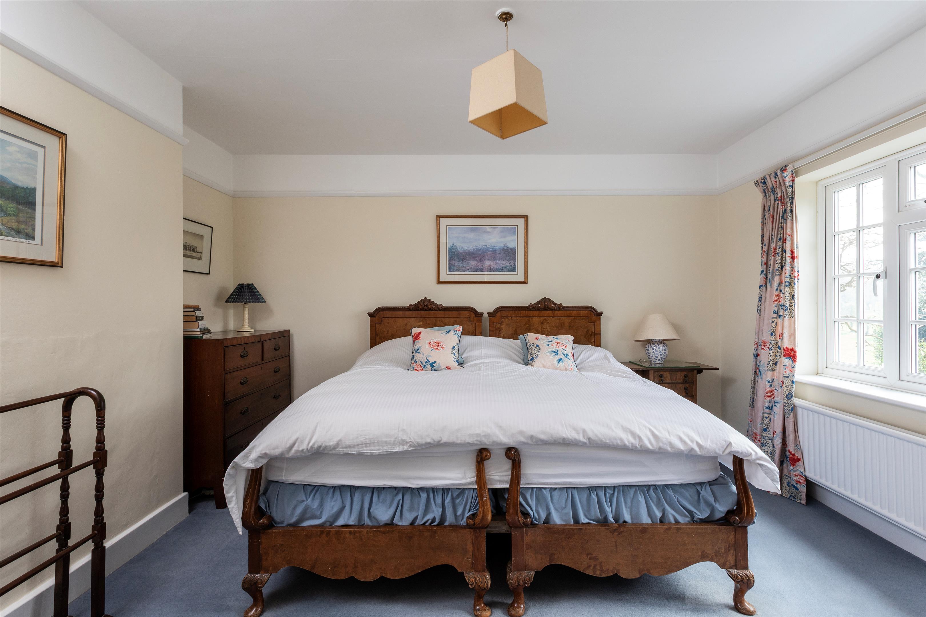 Hale House Lane, Churt, Farnham, Surrey GU10