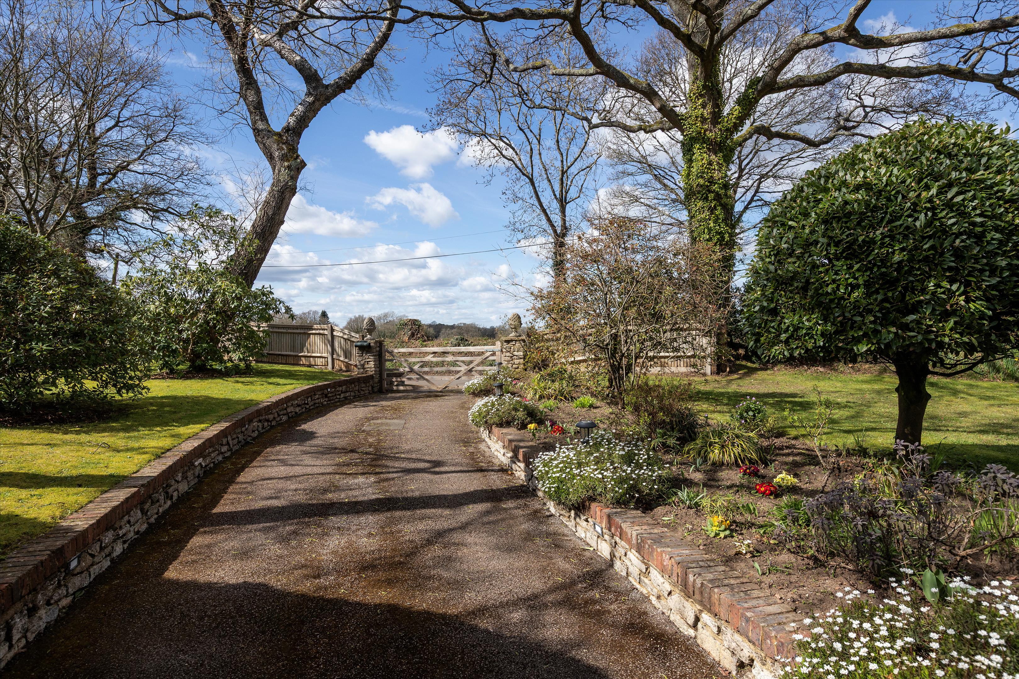 Hale House Lane, Churt, Farnham, Surrey GU10