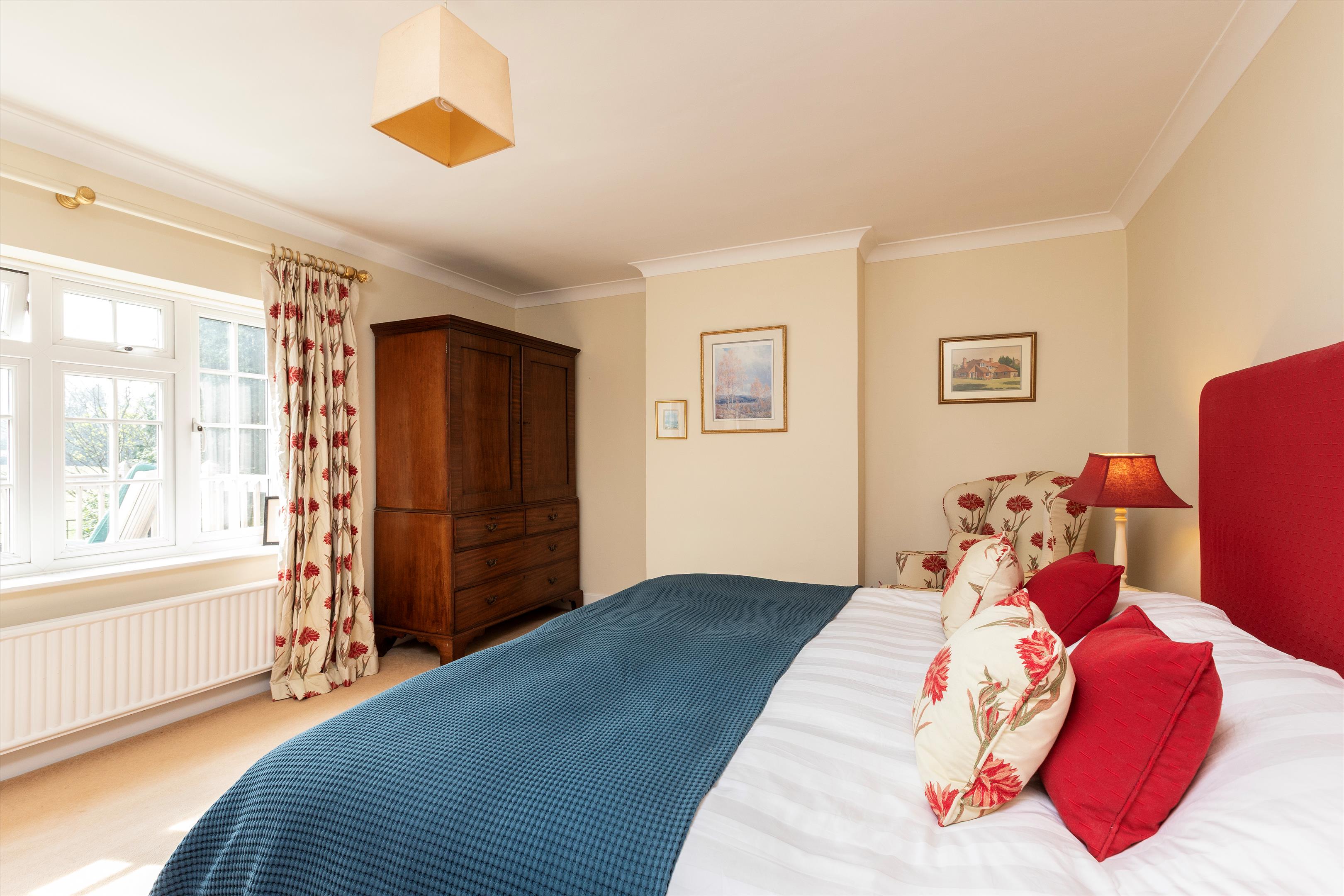 Hale House Lane, Churt, Farnham, Surrey GU10