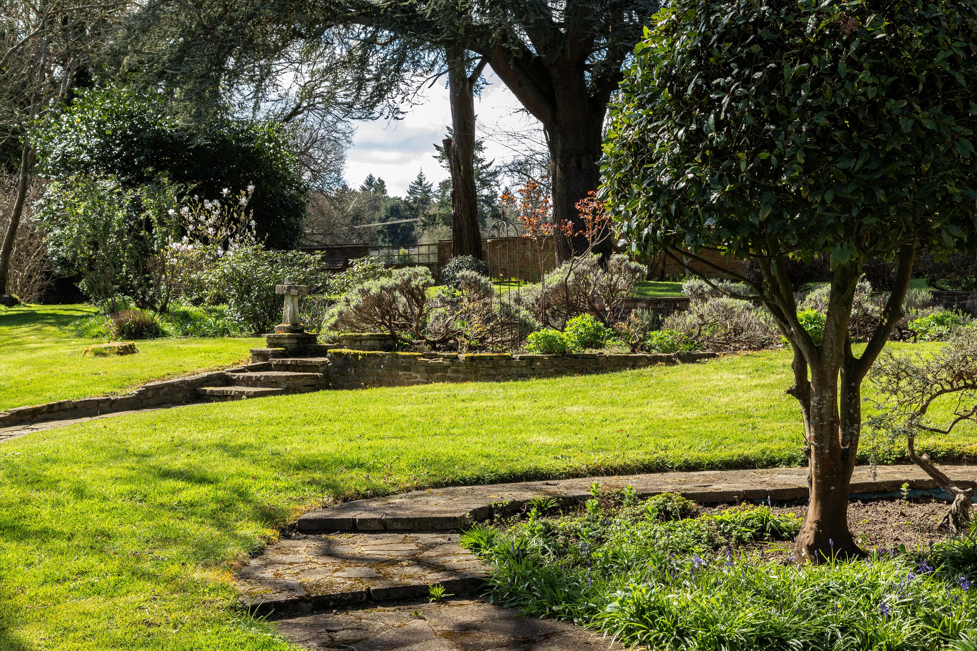 Hale House Lane, Churt, Farnham, Surrey GU10
