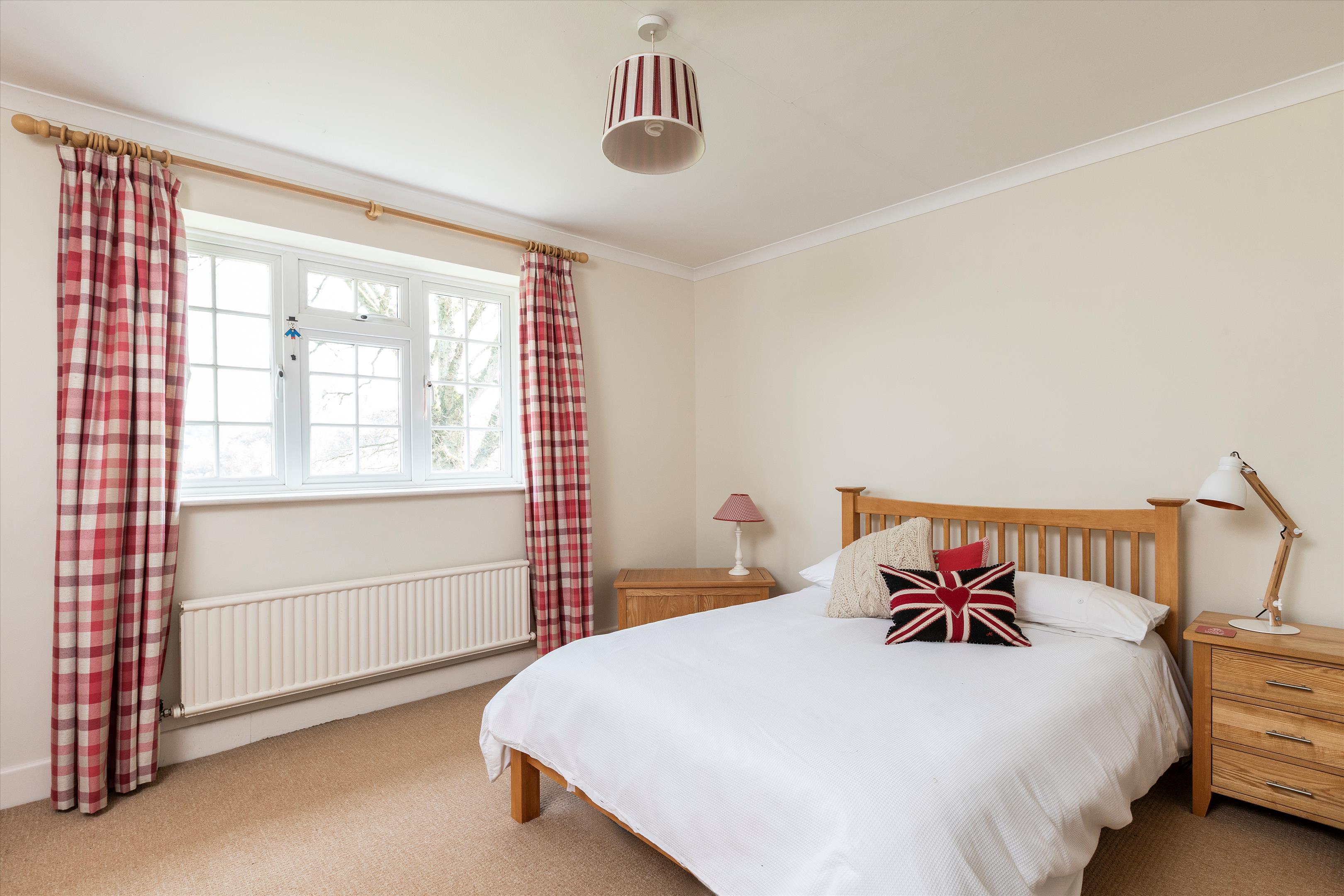 Hale House Lane, Churt, Farnham, Surrey GU10