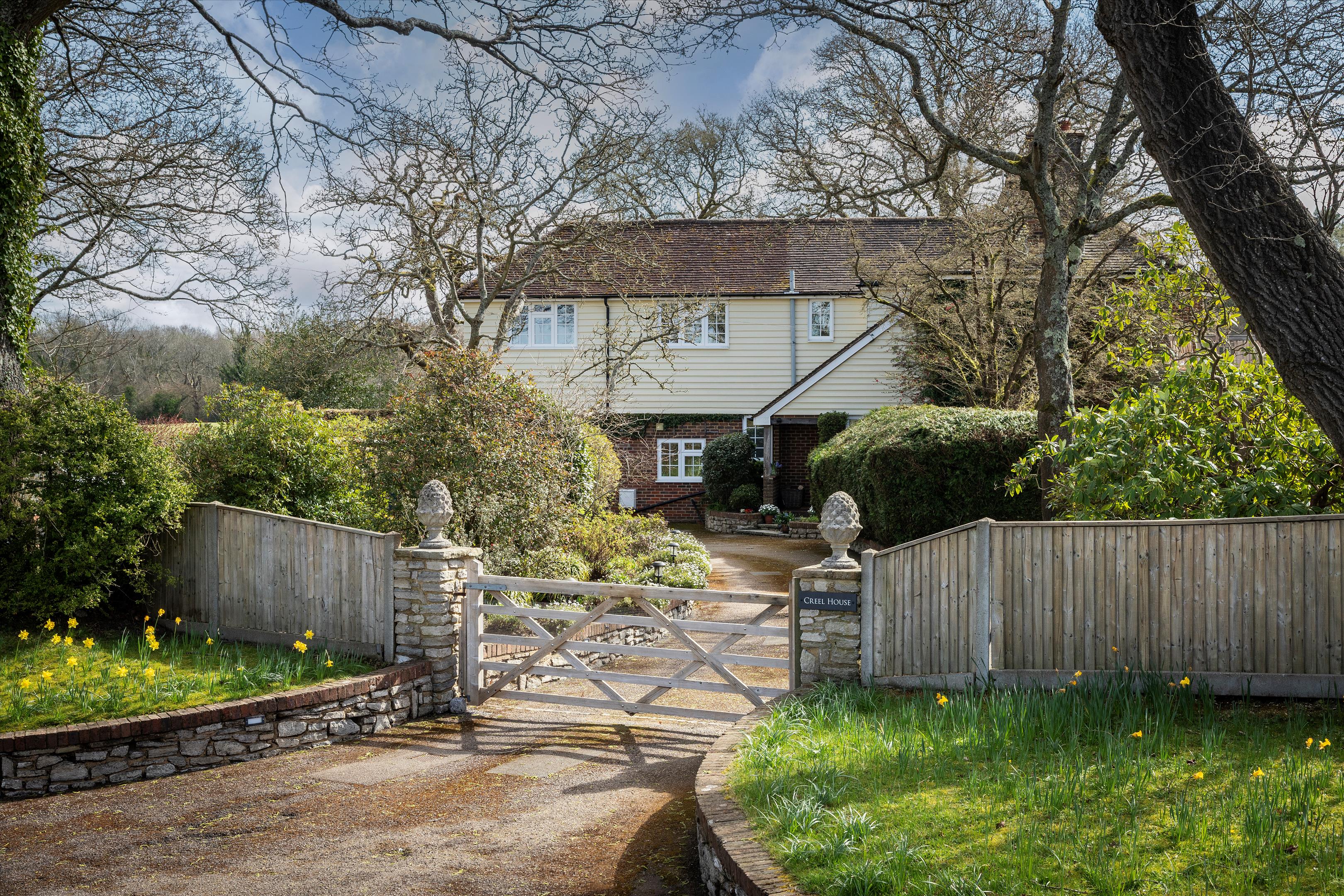 Hale House Lane, Churt, Farnham, Surrey GU10