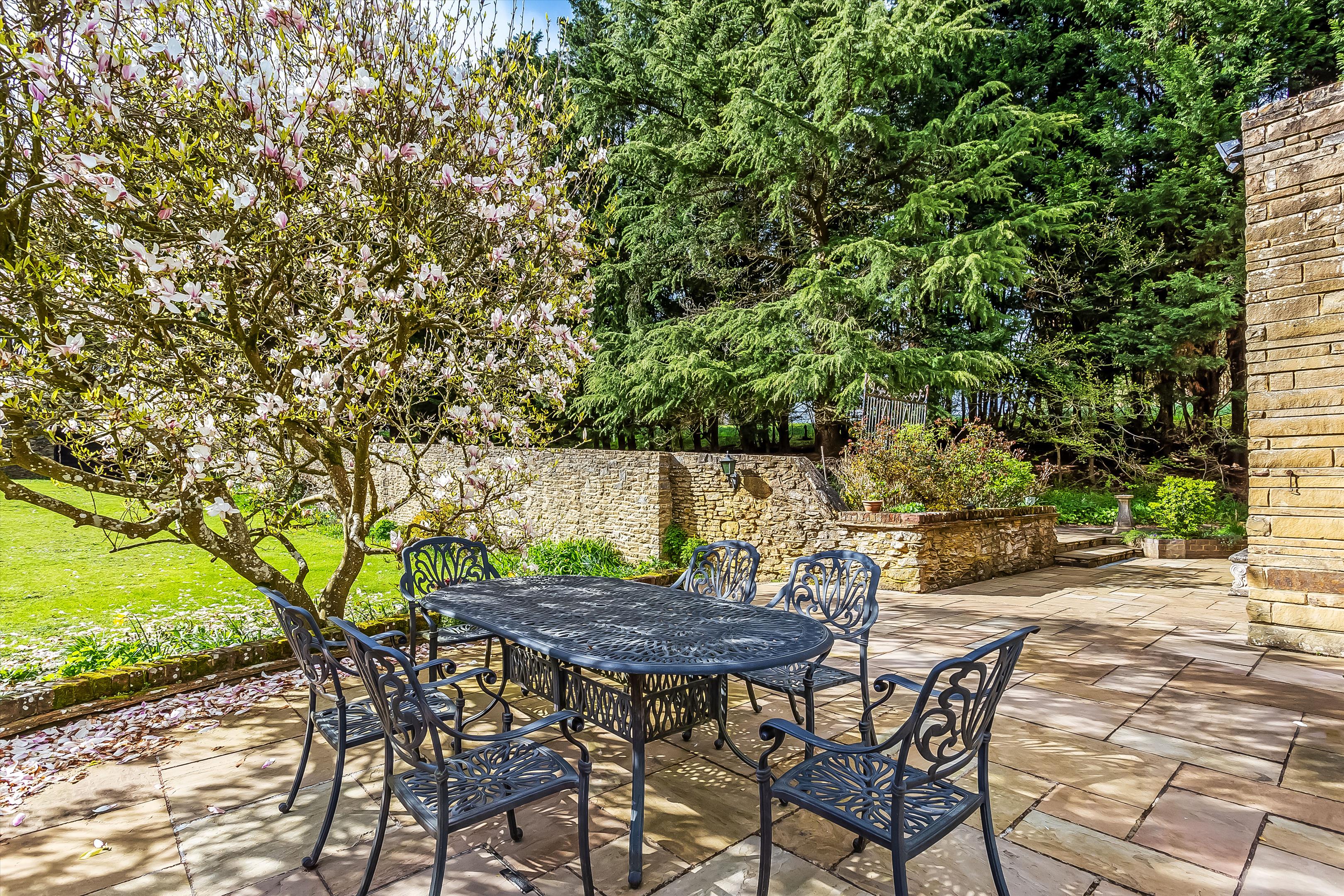 Old Portsmouth Road, Artington, Guildford, GU3