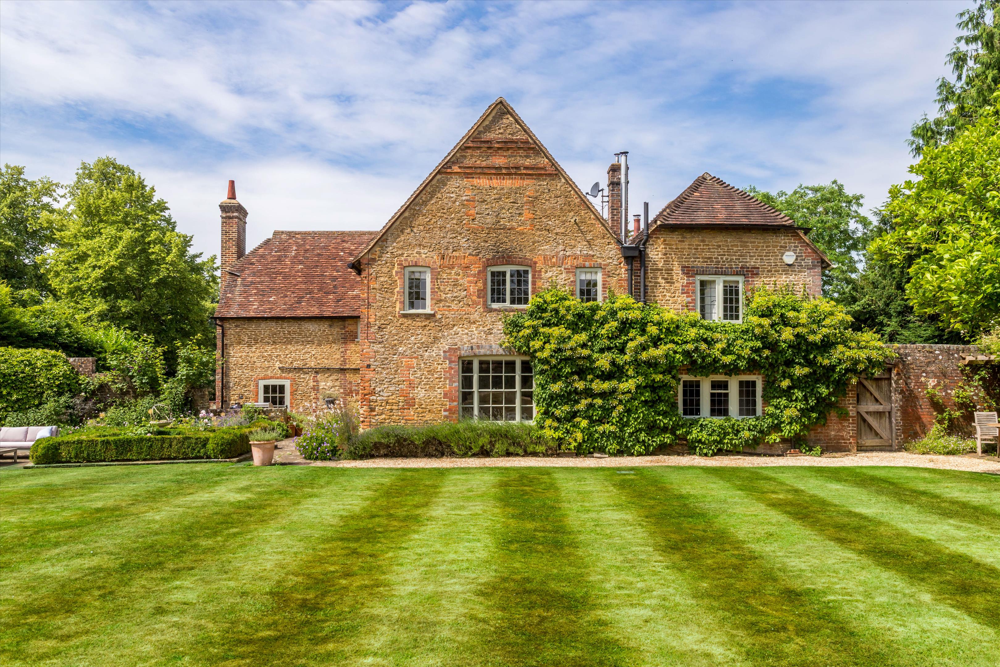 The Street, Shackleford, Godalming, Surrey, GU8