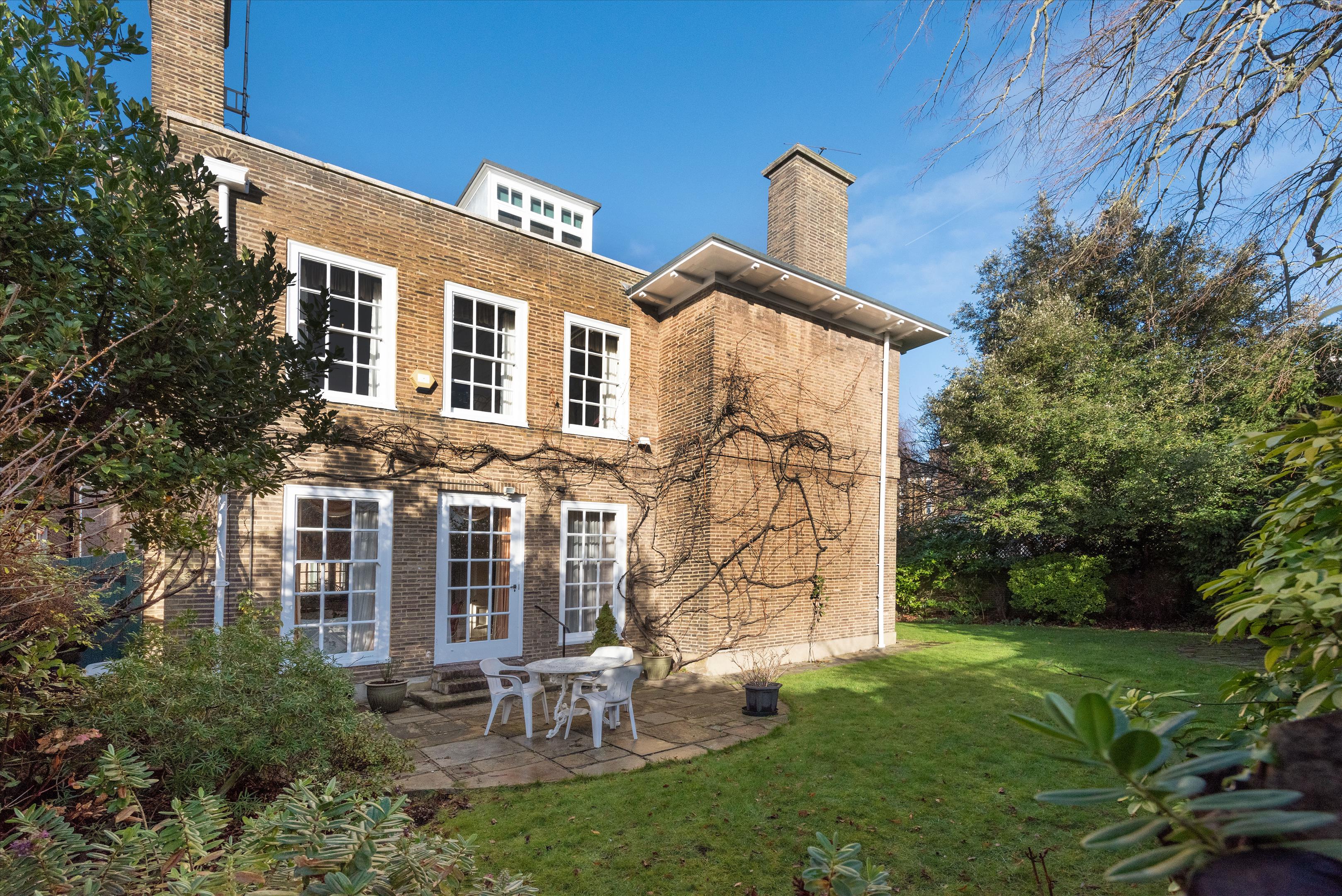 Fitzjohns Avenue, London, NW3