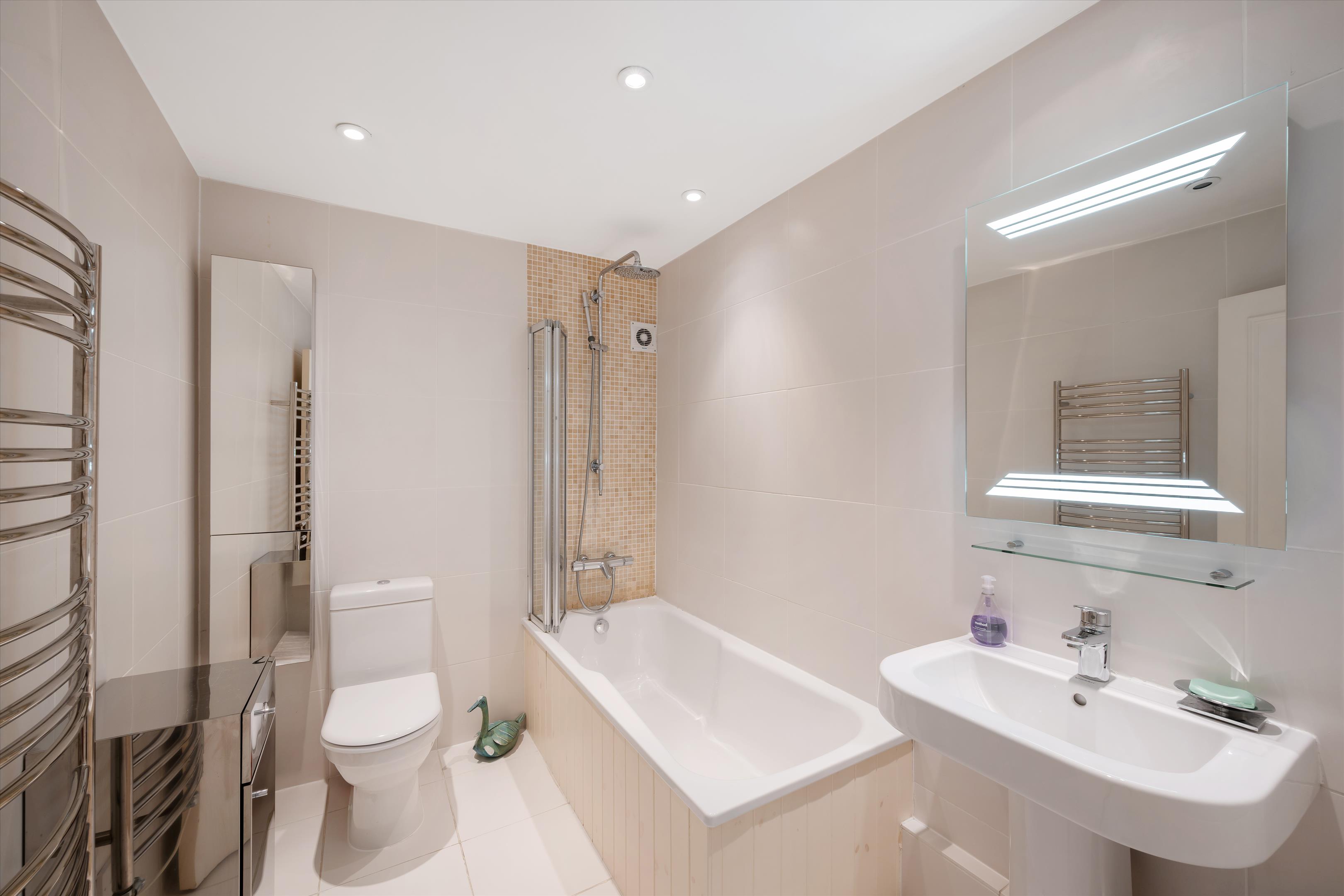 Thornbury Square, London N6