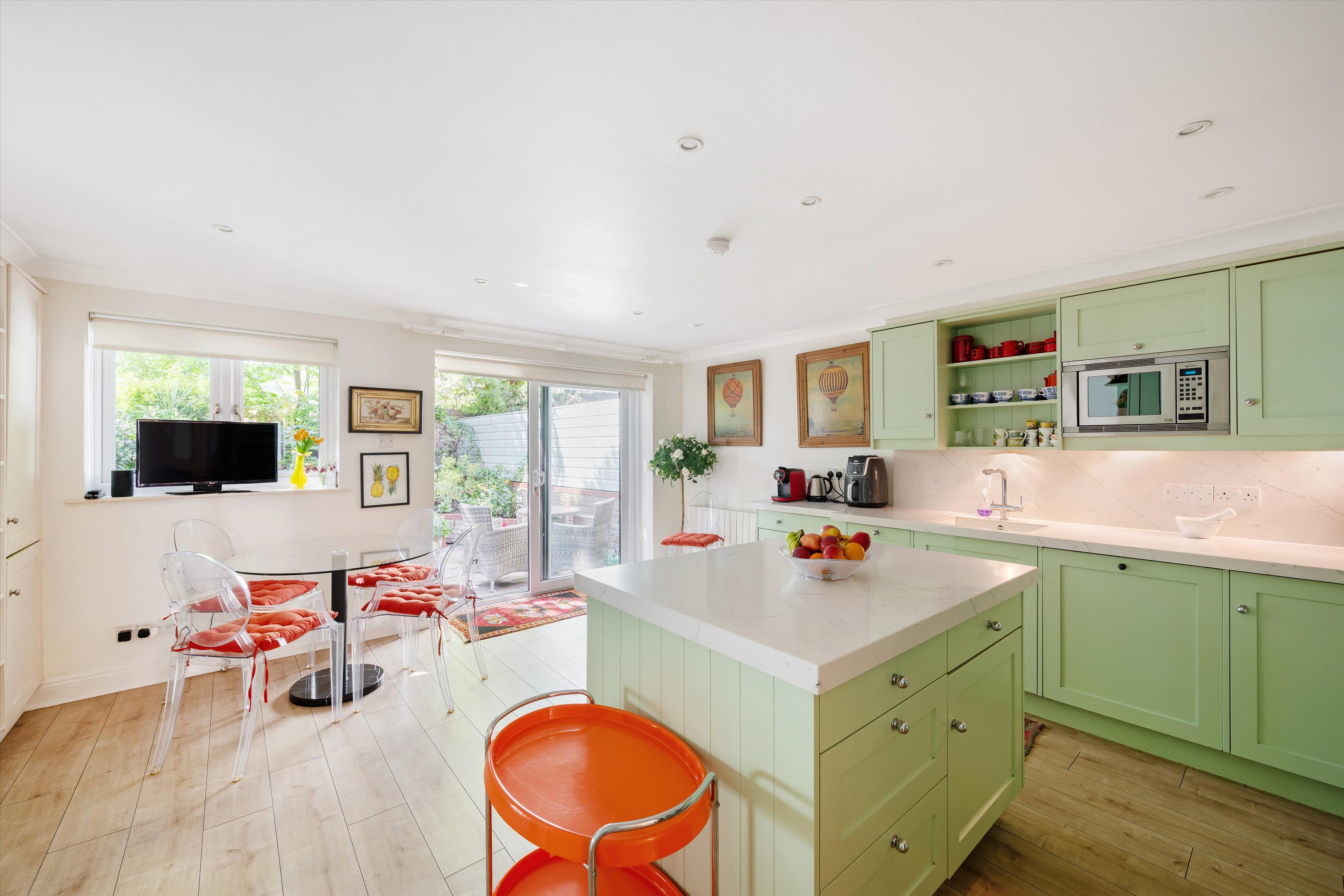 Thornbury Square, London N6