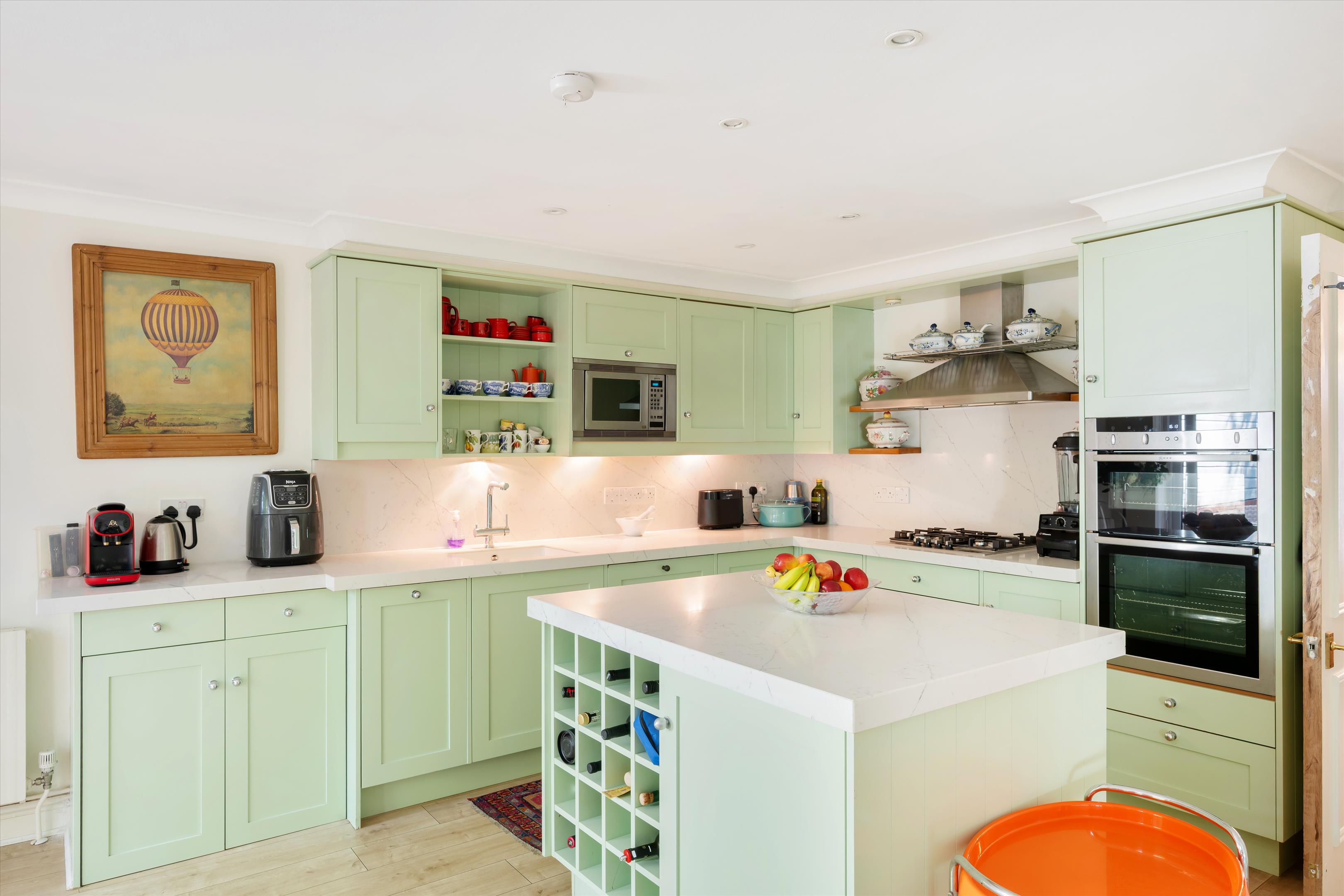 Thornbury Square, London N6