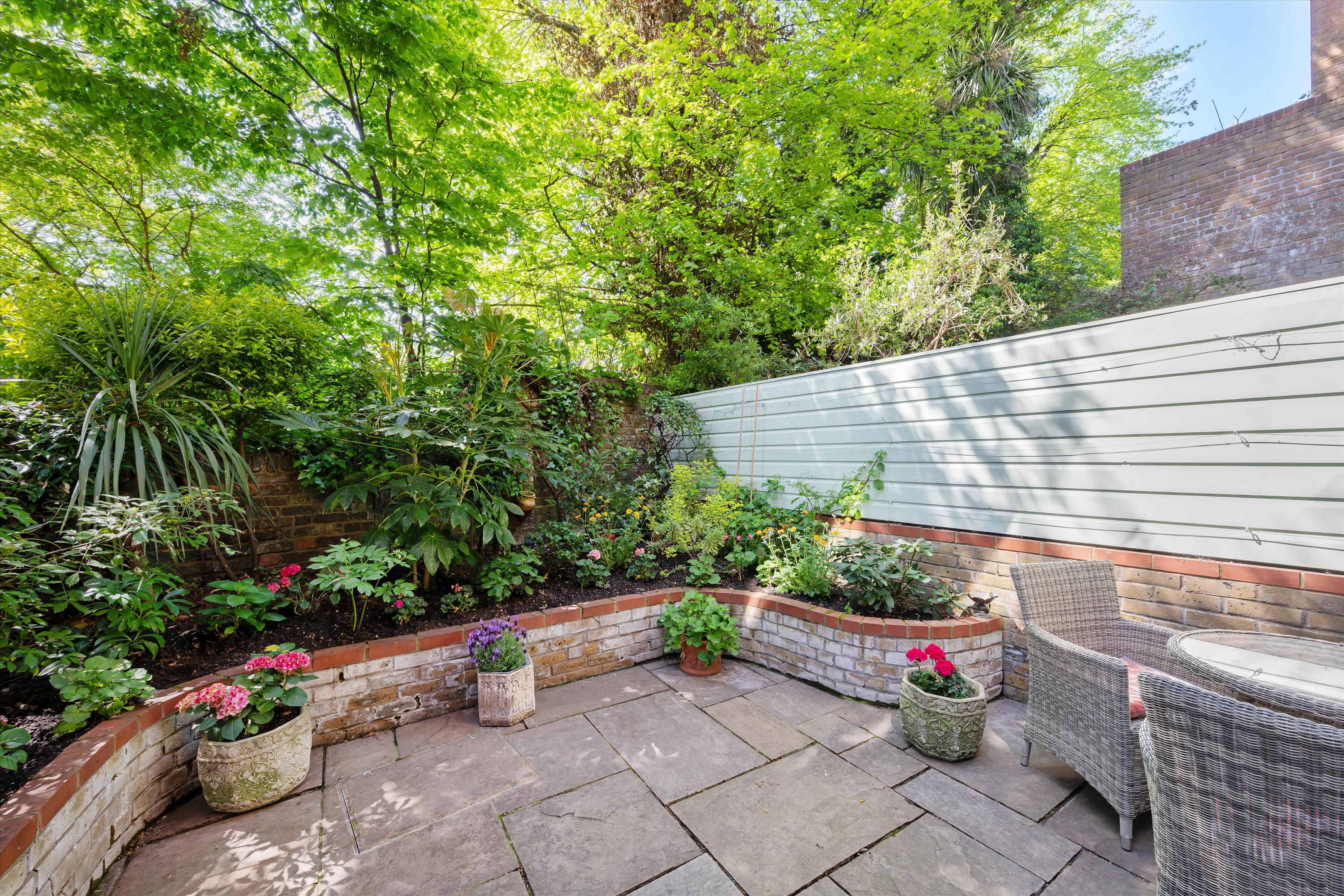 Thornbury Square, London N6