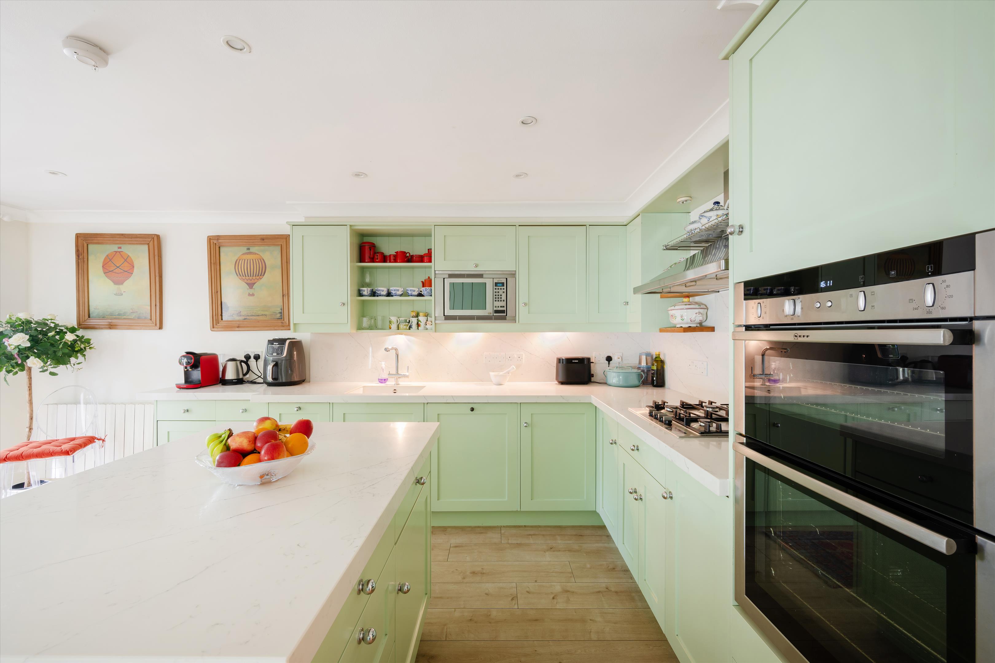 Thornbury Square, London N6