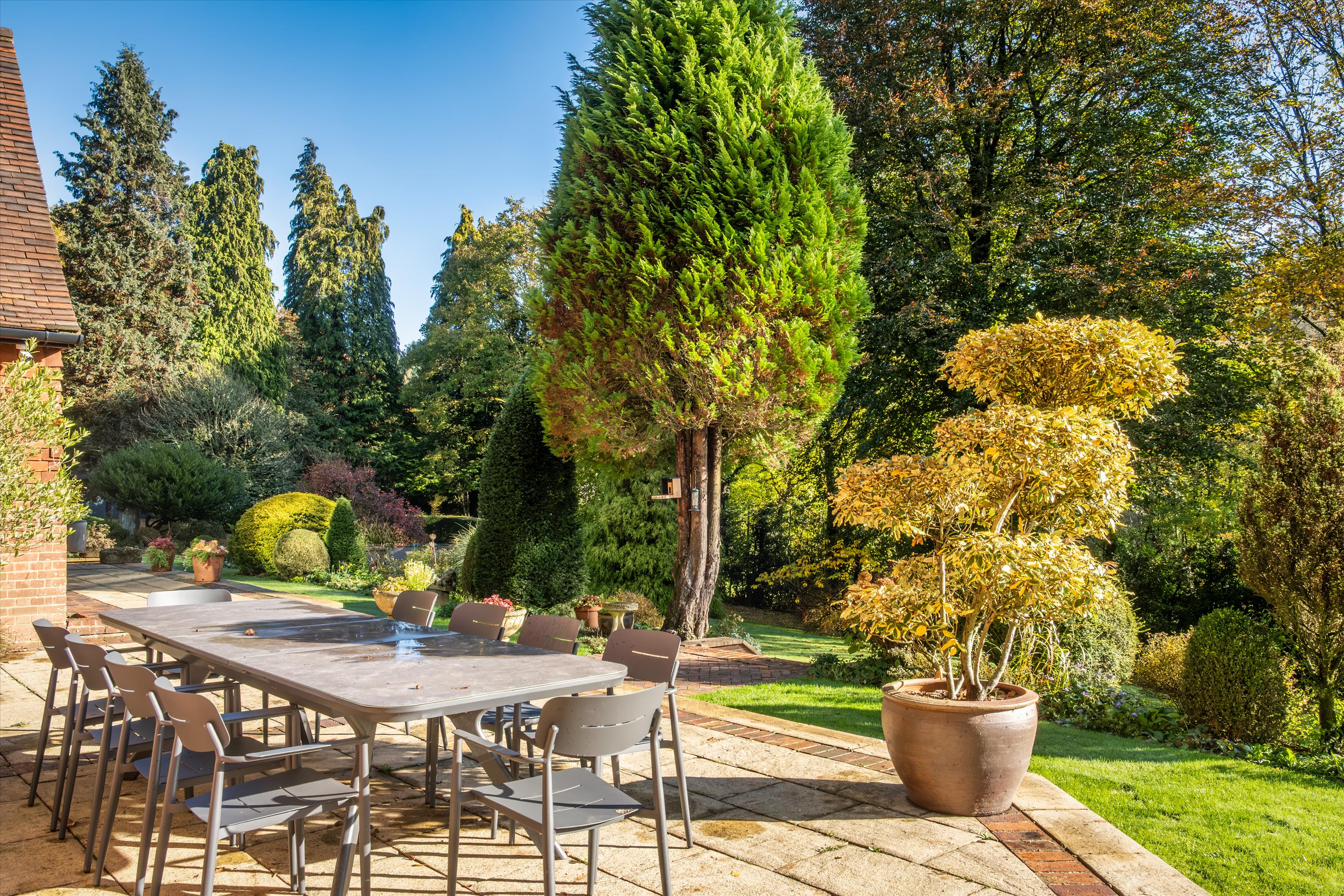 Hindhead Road, Haslemere, Surrey GU27