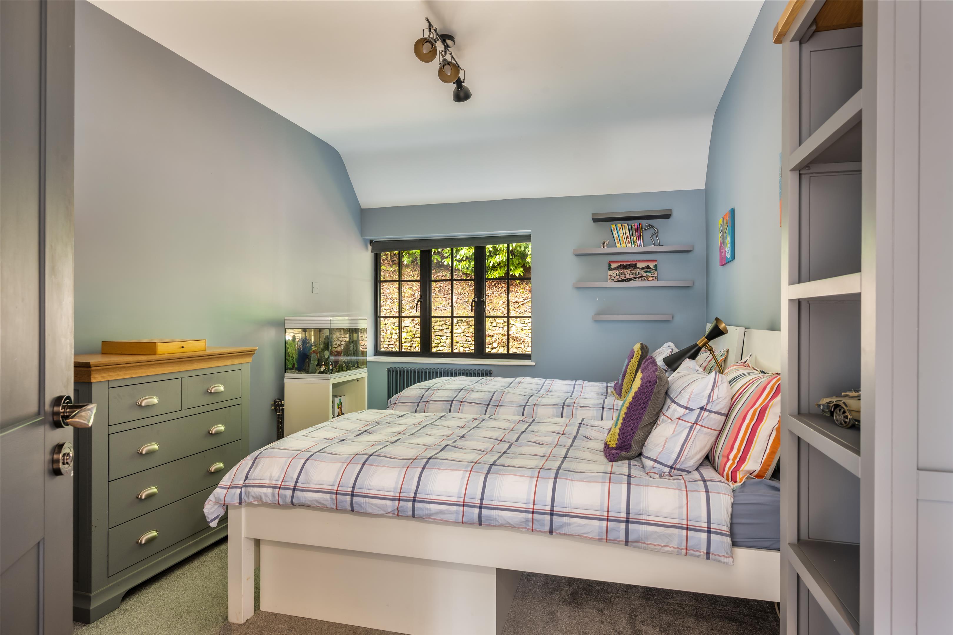 Hindhead Road, Haslemere, Surrey GU27
