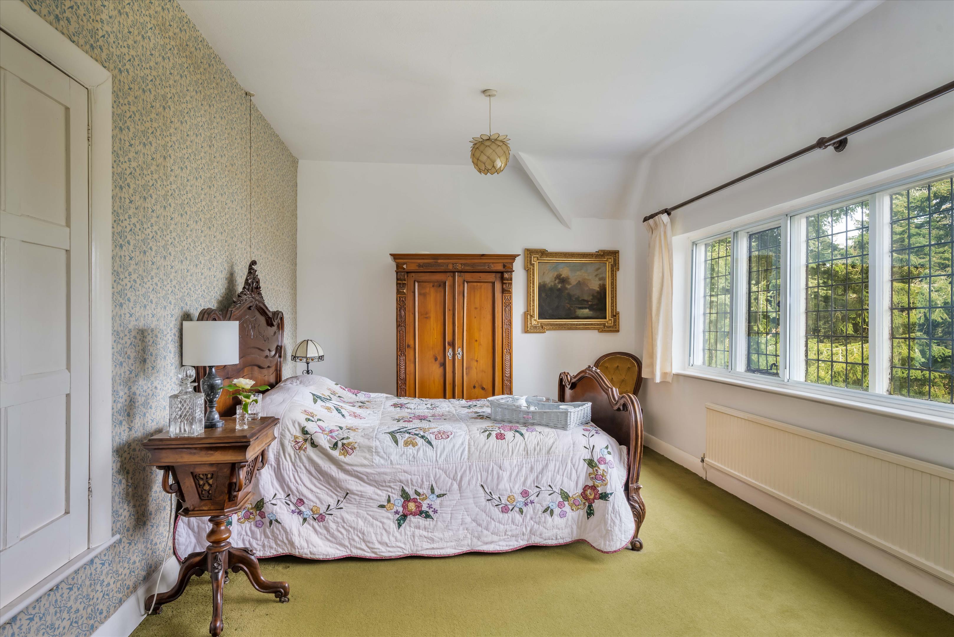 Petworth Road, Haslemere, Surrey GU27