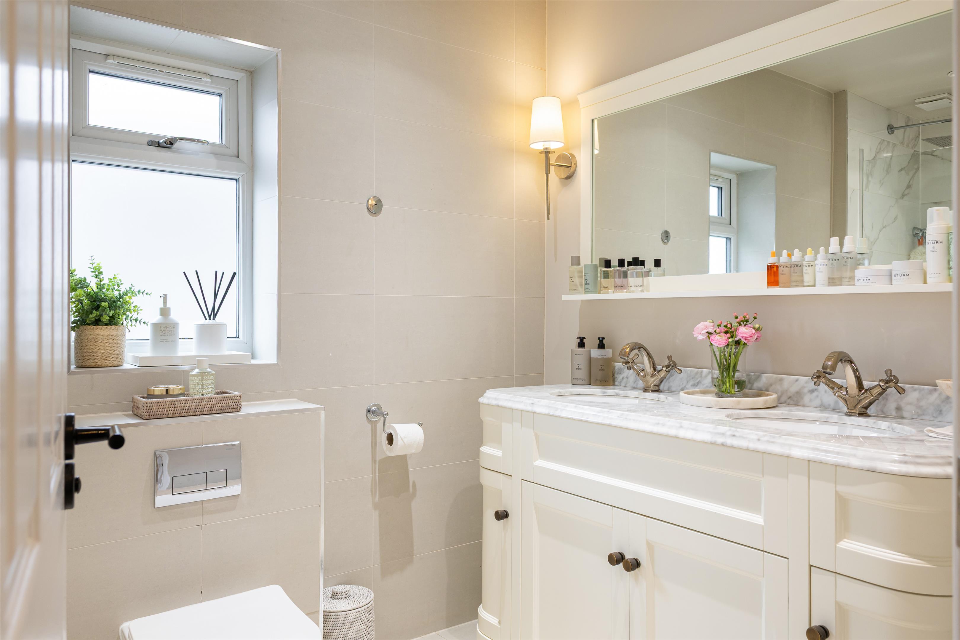 Bagshot Road, Englefield Green, Surrey TW20