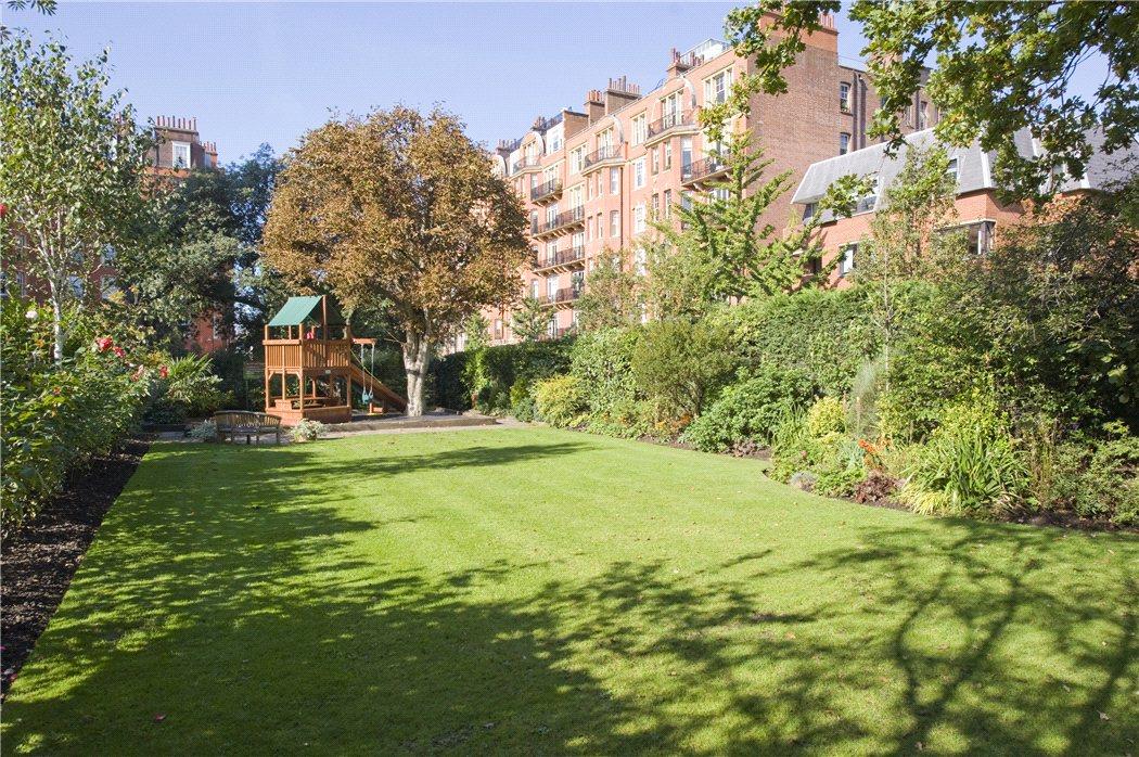 Oakwood Court, London, W14