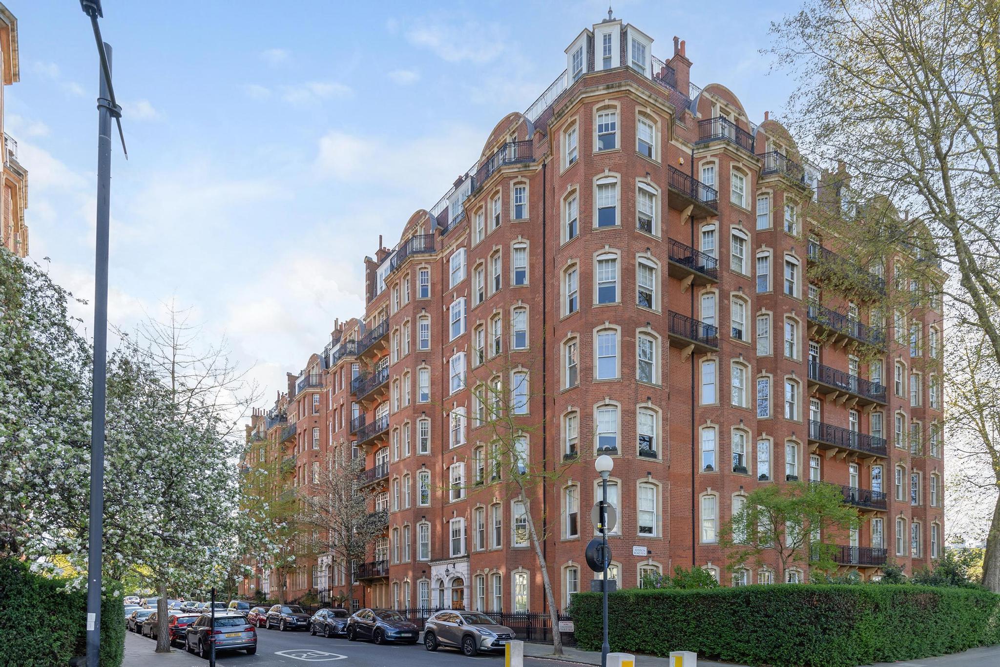 Oakwood Court, London, W14