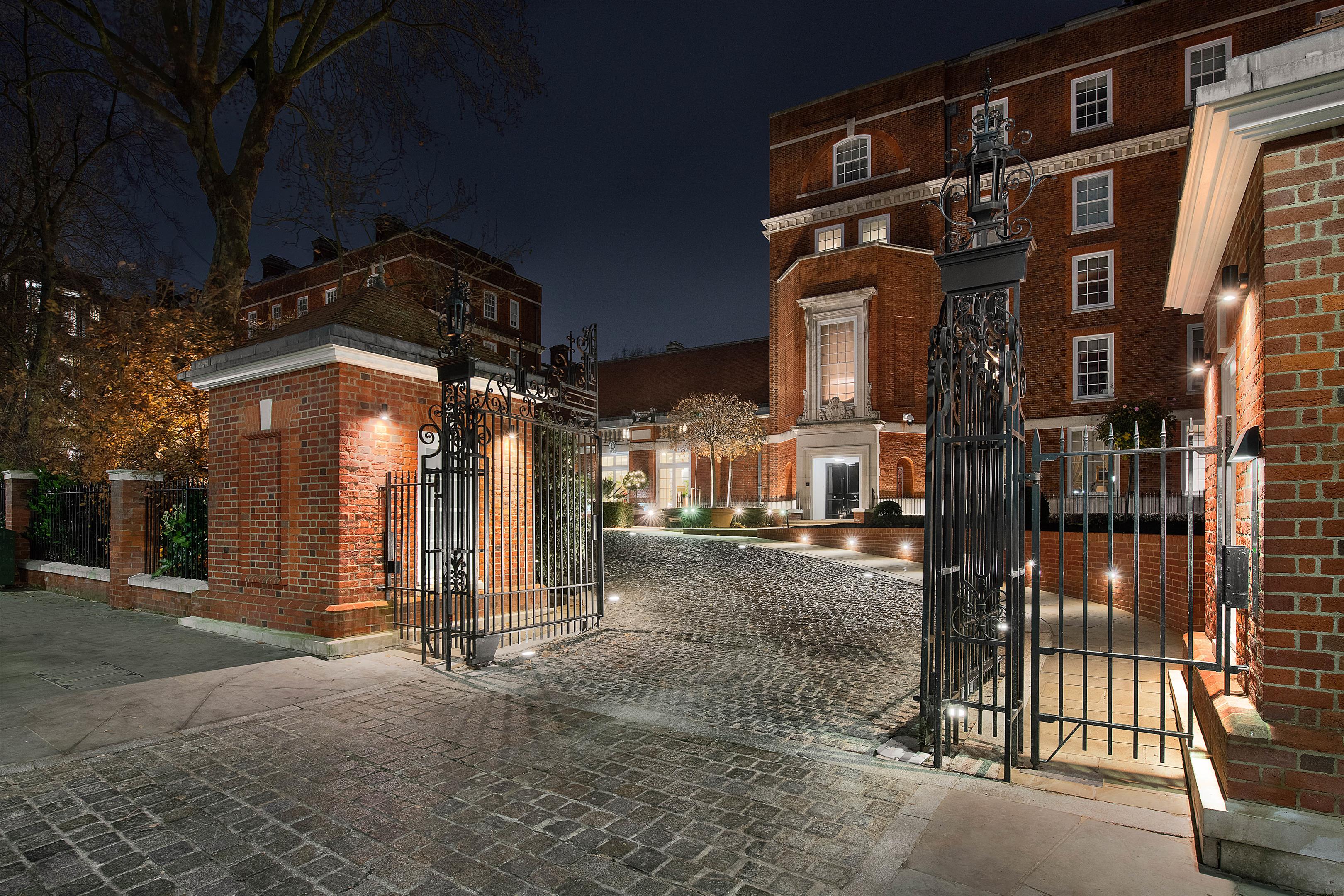 Duchess Of Bedfords Walk, London W8
