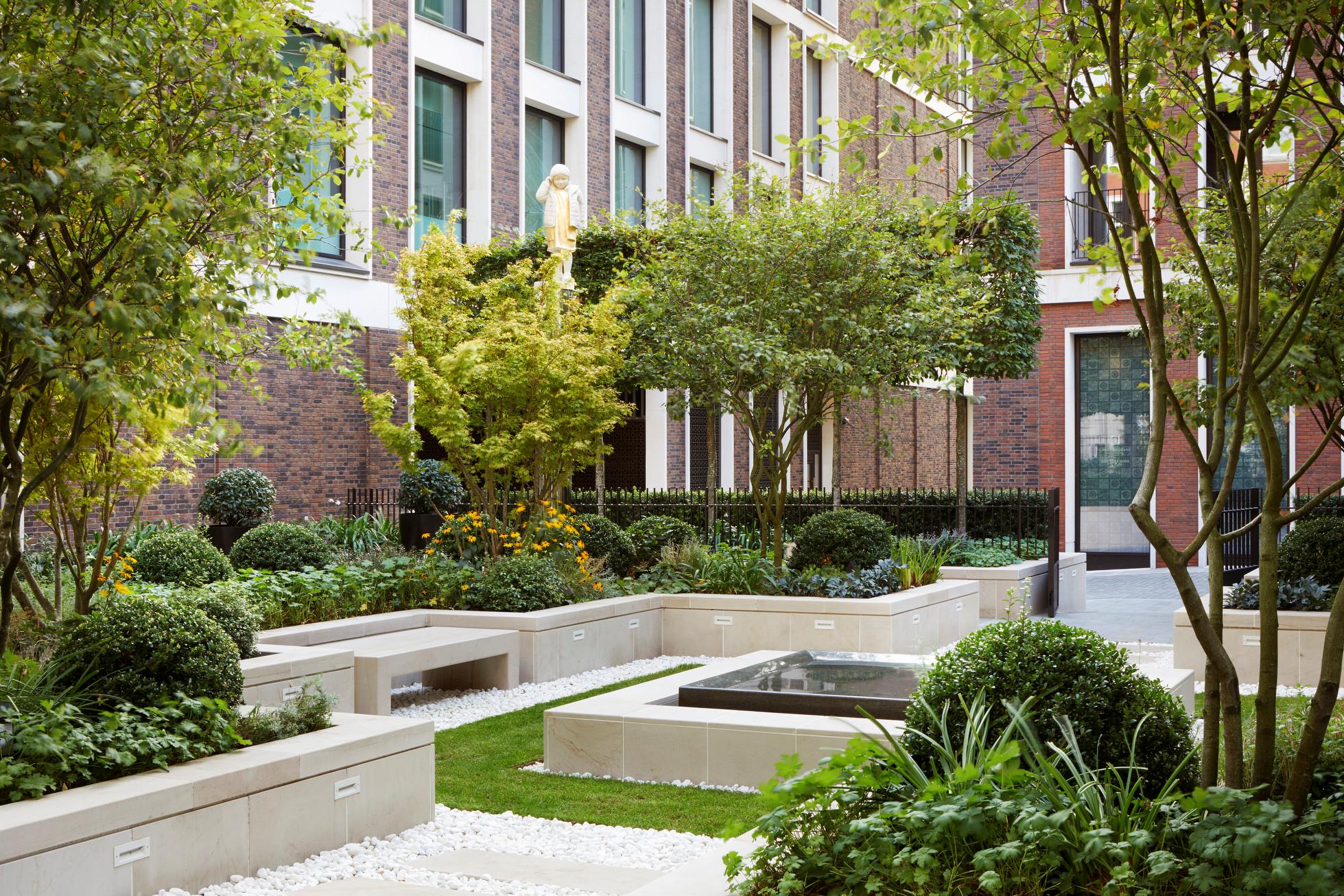 Lancer Square, Kensington Church St, London W8 4LD