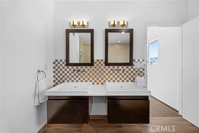 925 North Genesee Avenue Unit: 4