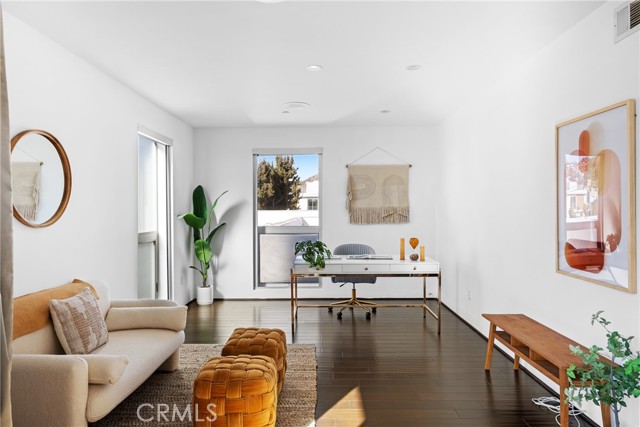 925 North Genesee Avenue Unit: 4