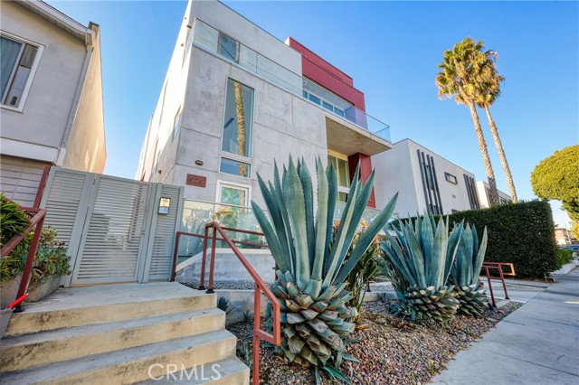 925 North Genesee Avenue Unit: 4