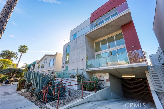 925 North Genesee Avenue Unit: 4