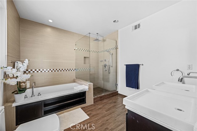 925 North Genesee Avenue Unit: 4