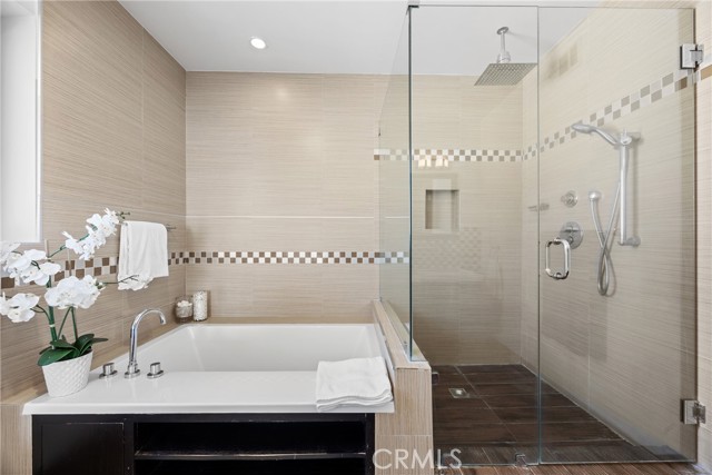 925 North Genesee Avenue Unit: 4