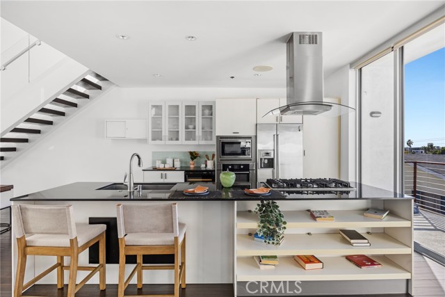 925 North Genesee Avenue Unit: 4