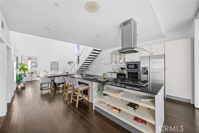 925 North Genesee Avenue Unit: 4