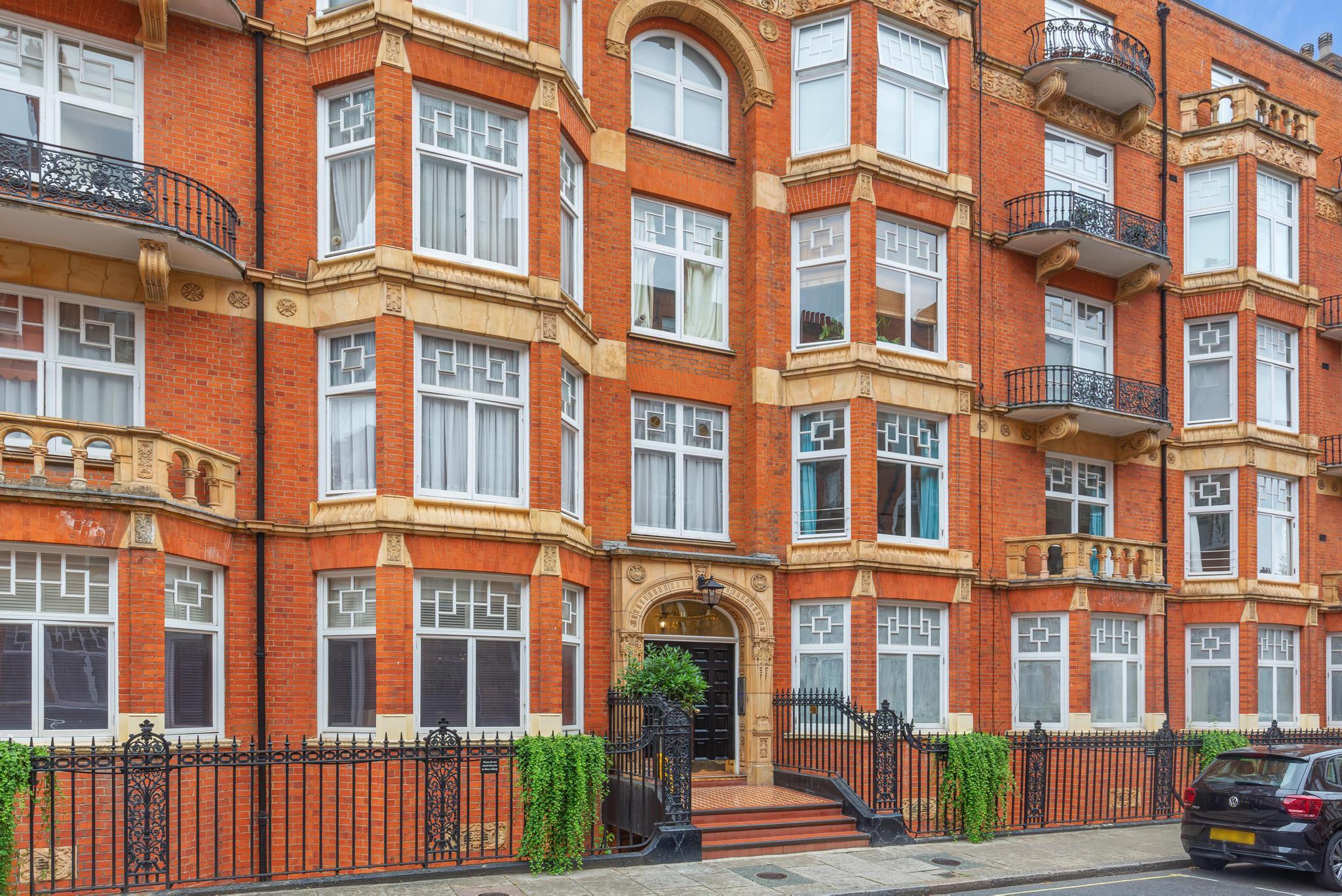 Montagu Mansions, London W1U