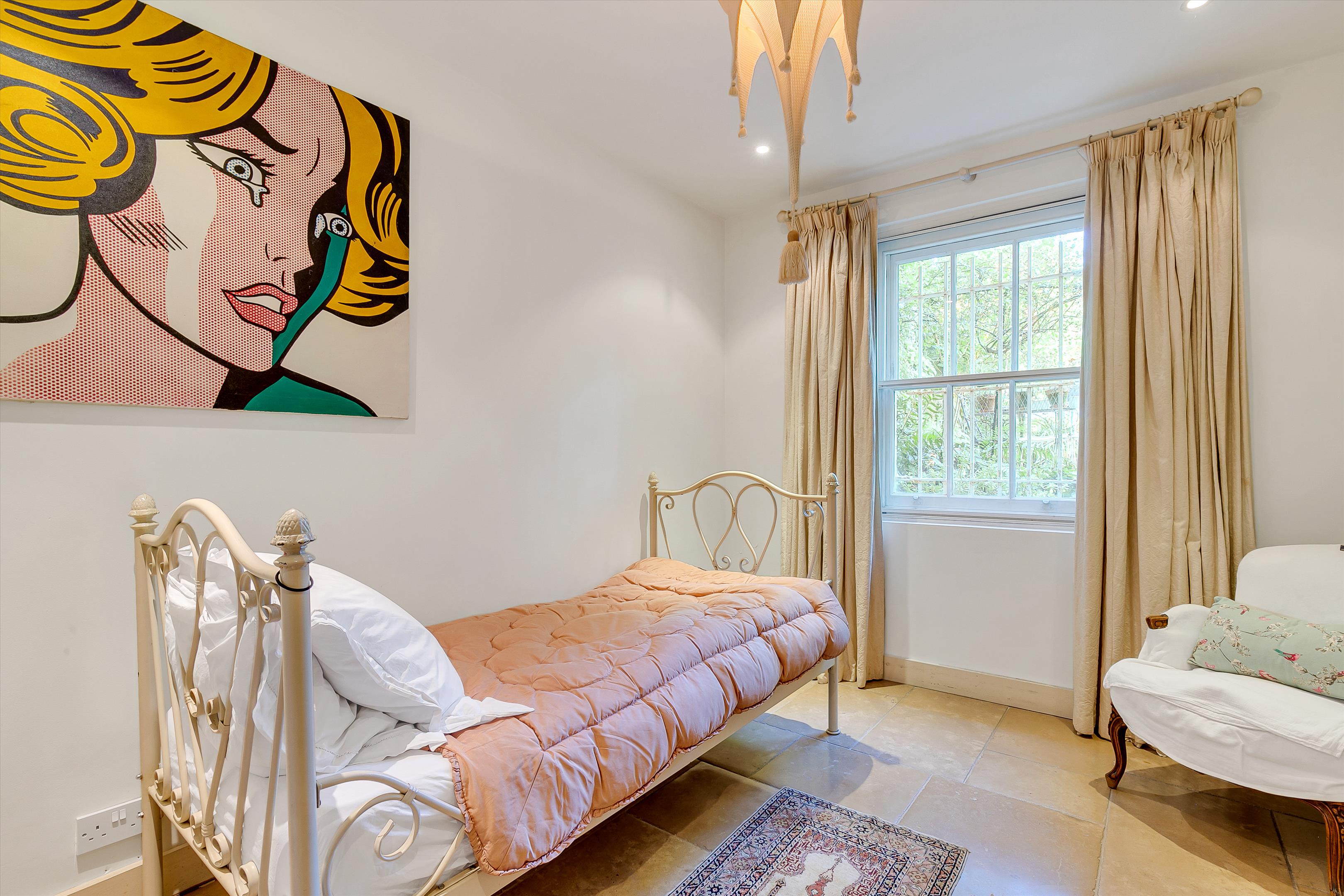 Royal Crescent, Holland Park, W11