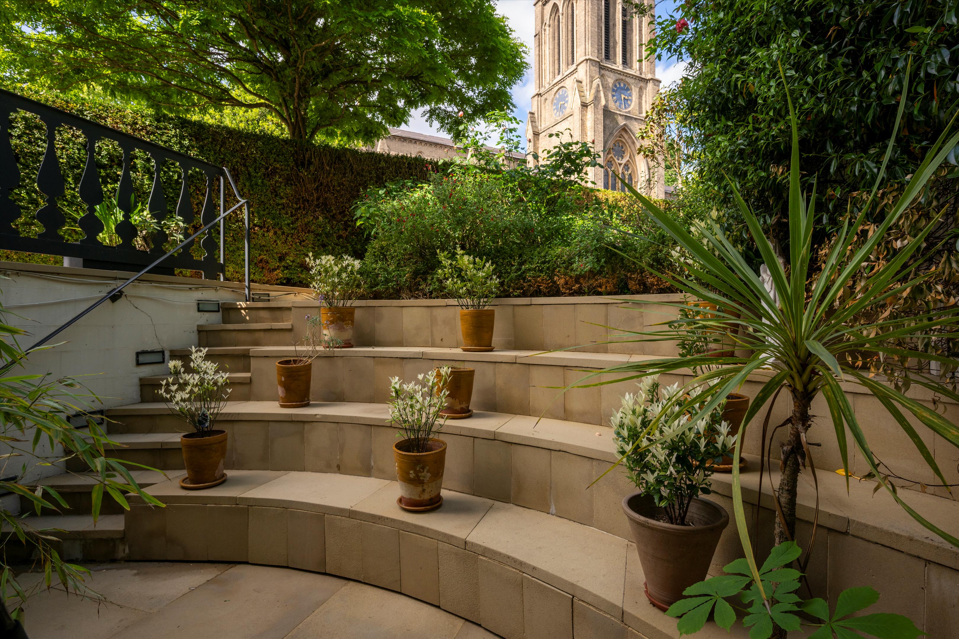 St. James’s Lodge, W11