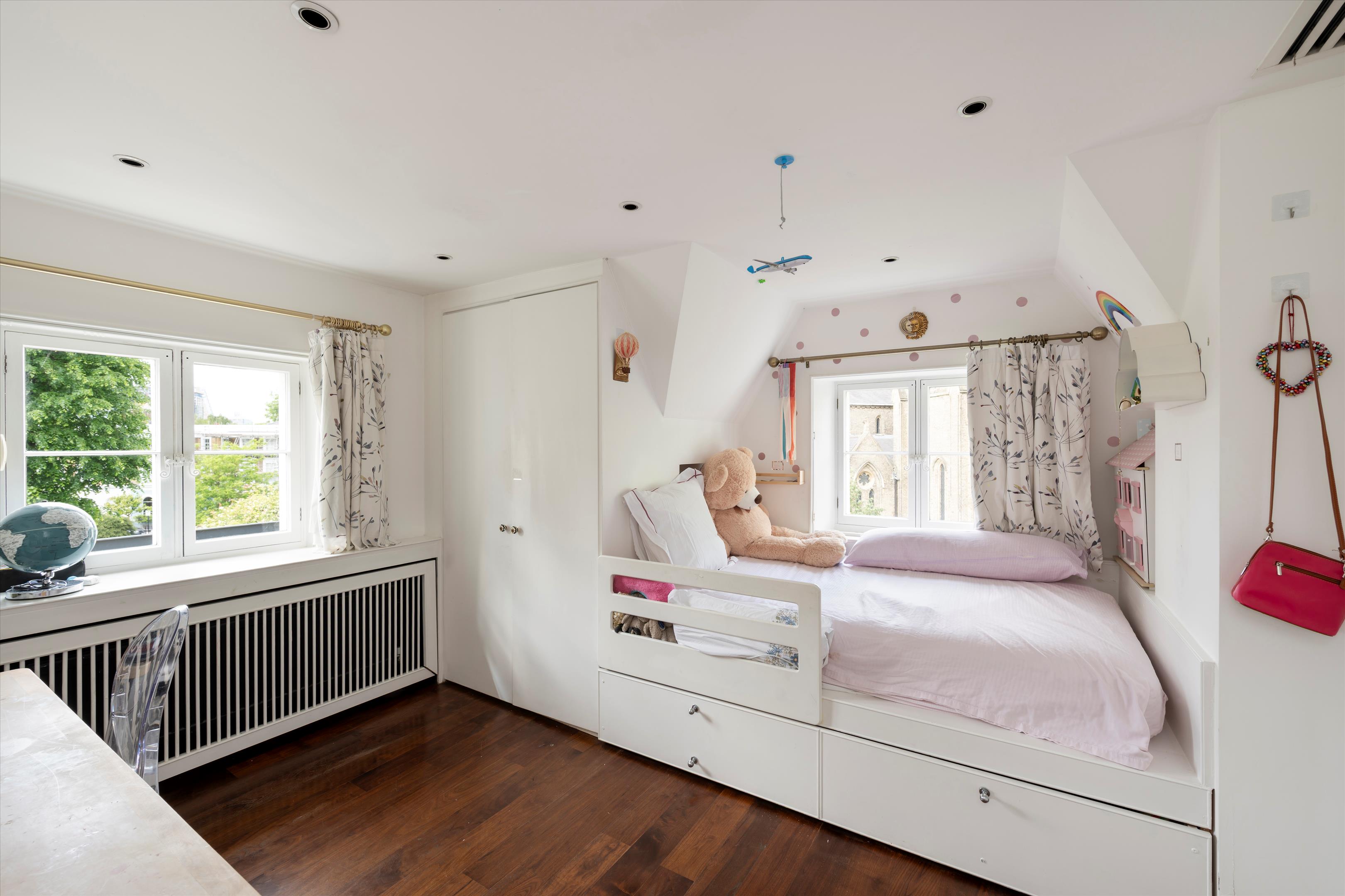 St. James’s Lodge, W11