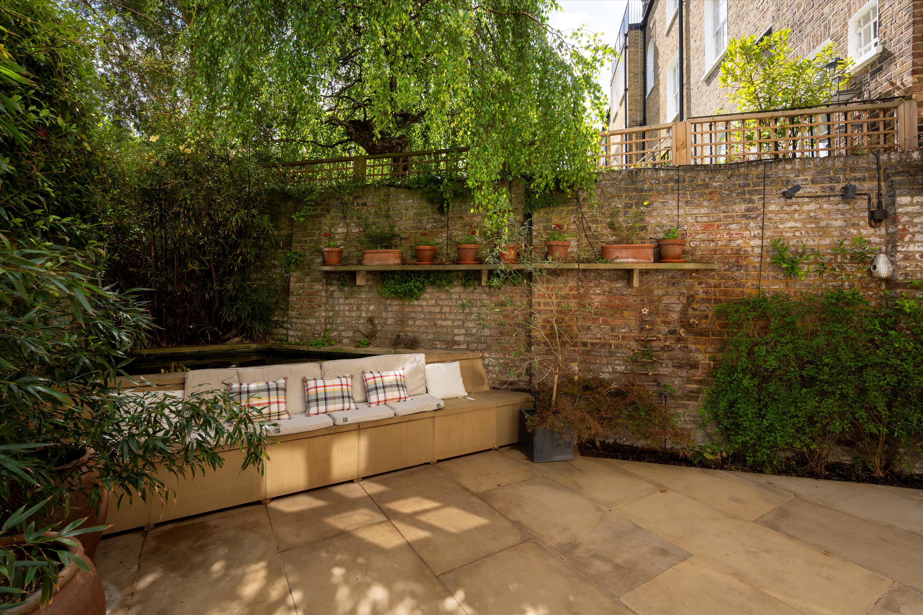 St. James’s Lodge, W11