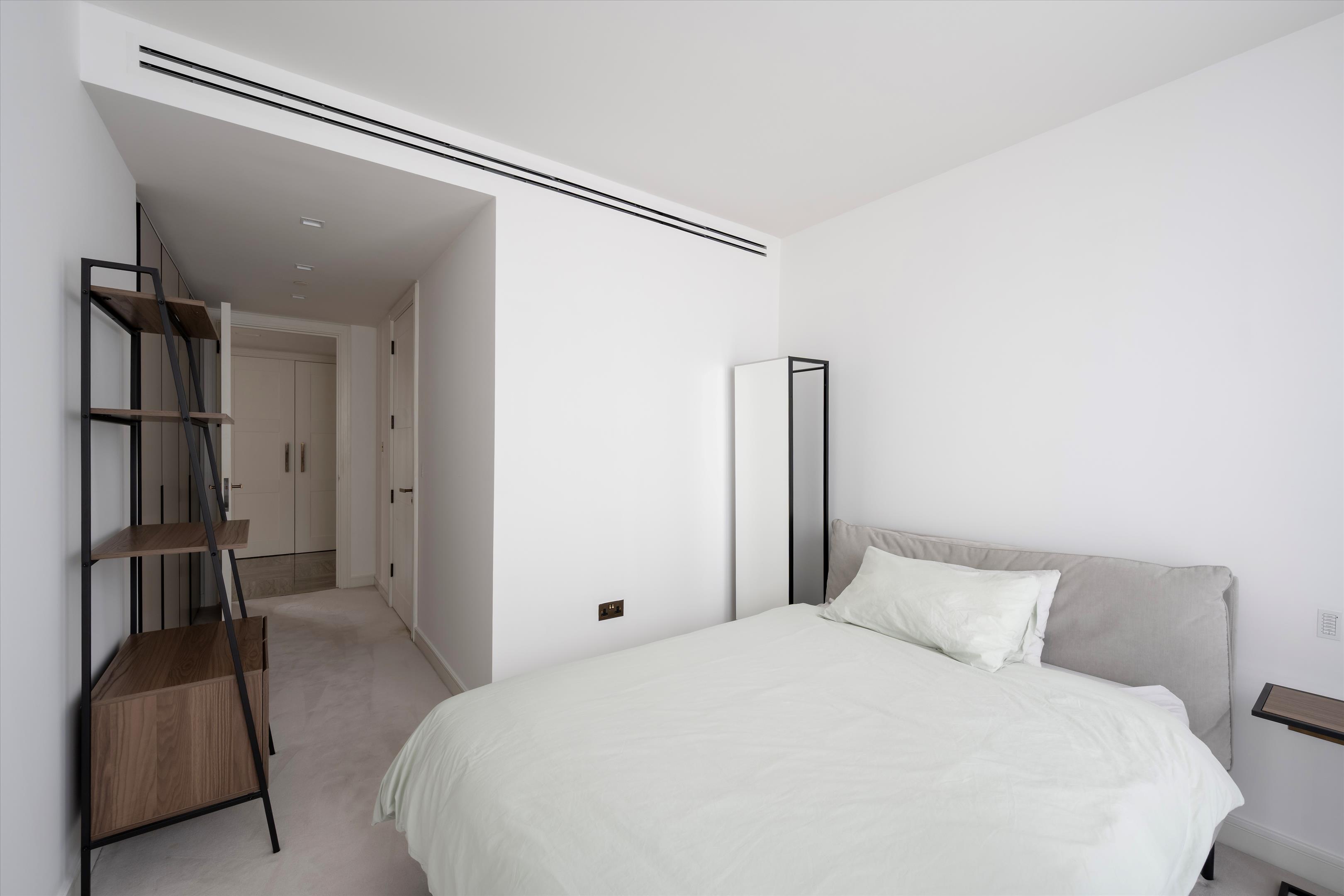 Lincoln Square, 18 Portugal Street, Covent Garden, London WC2A