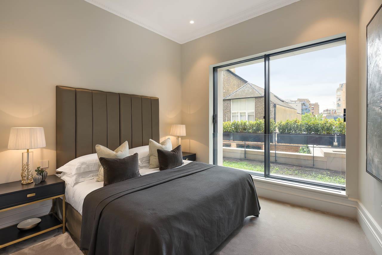 Knightsbridge Gate, Knightsbridge, London, SW1X 7RB