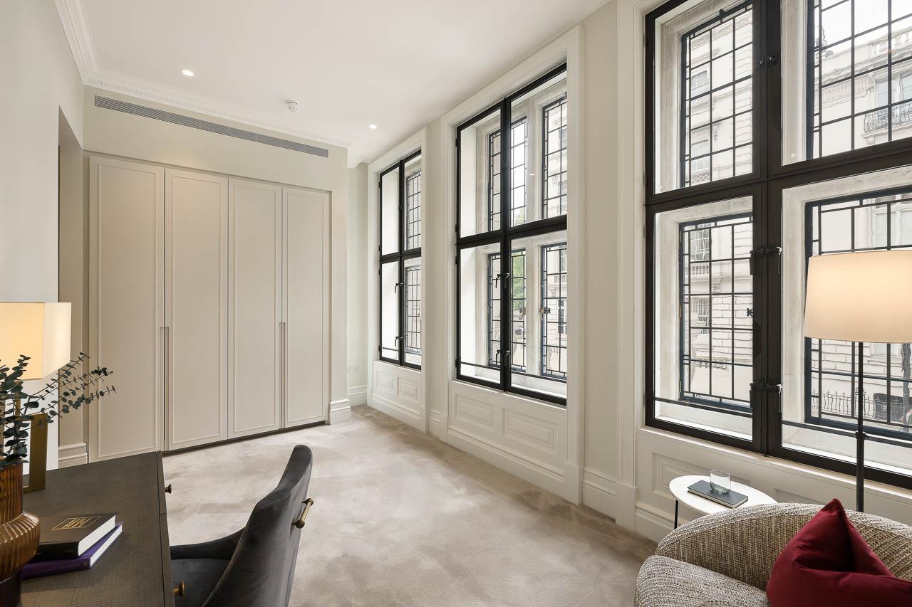 Knightsbridge Gate, Knightsbridge, London, SW1X 7RB