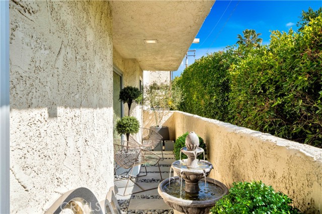 8400 De Longpre AVE Unit: 106