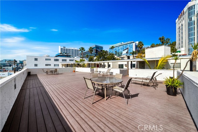 8400 De Longpre AVE Unit: 106