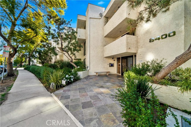 8400 De Longpre AVE Unit: 106