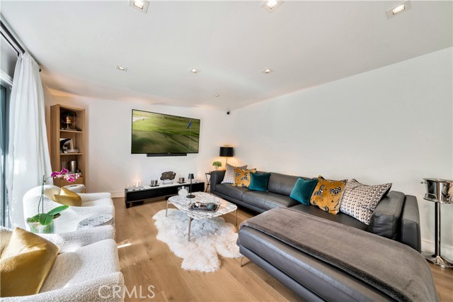 8400 De Longpre AVE Unit: 106