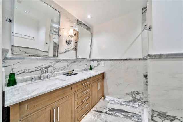 8400 De Longpre AVE Unit: 106