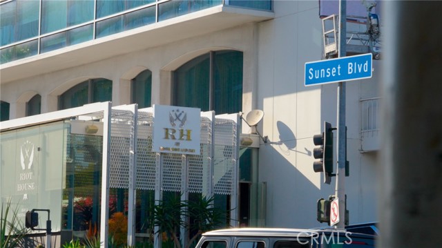 8400 De Longpre AVE Unit: 106