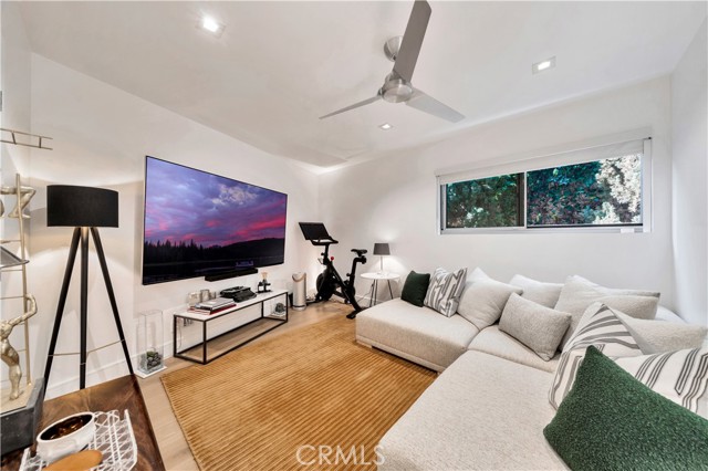 8400 De Longpre AVE Unit: 106