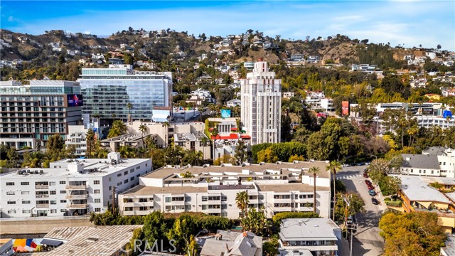 8400 De Longpre AVE Unit: 106