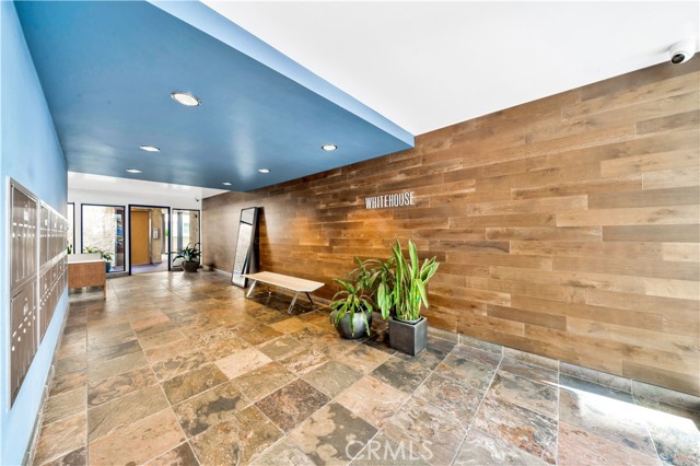 8400 De Longpre AVE Unit: 106