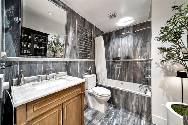 8400 De Longpre AVE Unit: 106